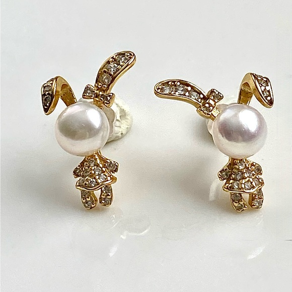 E137-Handmade White Freshwater Pearl Bunny Earring - Picture 2 of 7